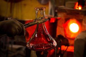 glasfabriek glasproductie, proces van het vormen van een decoratieve vaas foto