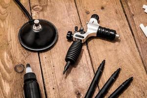 accessoires voor tattoo, tattoo artist tools in salon foto