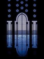 blauwe reflecties door ramen die de deur naar de moskee omlijsten foto