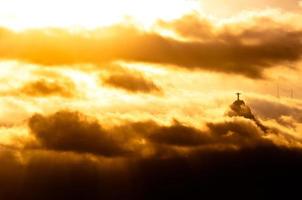 Christus het Verlosserstandbeeld in wolken foto