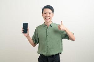 jonge aziatische man die smartphone en mobiele telefoon gebruikt of praat foto