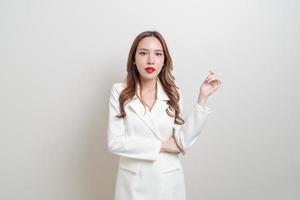 portret mooie zakenvrouw in wit rokkostuum foto