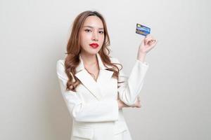 portret mooie aziatische vrouw met creditcard foto