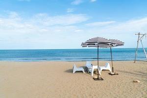 patio buiten tafel en stoel op het strand met zee strand achtergrond foto