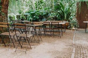 lege houten stoel en tafel in de tuin foto