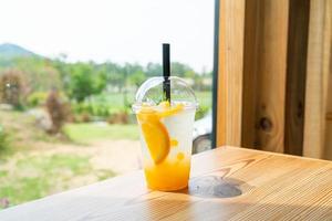 ijskoude frisdrank met yuzu-sinaasappel in glas foto