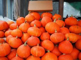 stapel pompoenen japan te koop op de markt foto