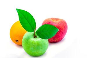groene appel rode appel en sinaasappel op de witte achtergrond met uitknippad foto