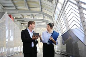 zakenmensen bespreken terwijl ze samen buiten wandelen foto