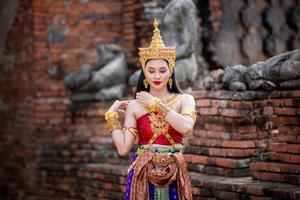 azië vrouw die traditionele thaise kleding draagt, het kostuum van de nationale klederdracht van het oude thailand. foto