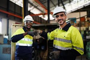 professionele mannen ingenieur werknemer vaardigheden kwaliteit, onderhoud, opleiding industrie fabrieksarbeider, magazijn werkplaats voor fabrieksoperators, machinebouw team productie. foto