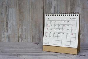 witte mei 2022 kalender op houten bureau. 2022 nieuwjaarsconcept. foto