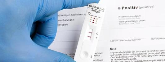 positief testresultaat door gebruik van sneltestapparaat voor covid-19. foto