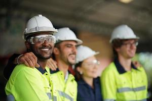 professionele mannen ingenieur werknemer vaardigheden kwaliteit, onderhoud, opleiding industrie fabrieksarbeider, magazijn werkplaats voor fabrieksoperators, machinebouw team productie. foto