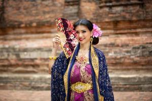 Balinese dame in traditionele kleding foto