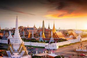 groot paleis bij schemering in bangkok, thailand foto