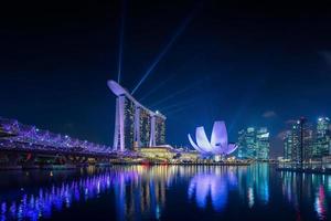 stadsgezicht van Singapore bij nacht foto
