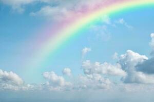 regenboog op blauwe hemel met witte wolkenachtergrond. foto