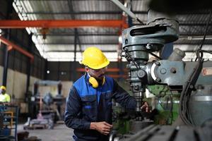 werknemer die in de werkplaats van de verwerkende industrie werkt. foto