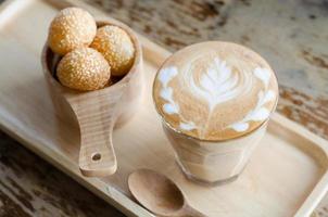 latte art koffie en snoep eieren zwaan foto