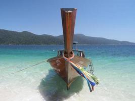 vissersboot op het strand foto