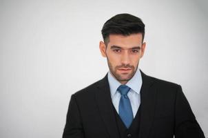 elegante jonge blanke knappe man op een witte achtergrond, studio mode portret. foto