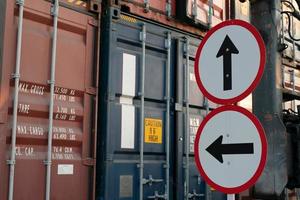 container vrachthaven scheepswerf opslag behandeling van logistieke transportindustrie. rij stapelcontainers vracht import export distributie magazijn. verzending logistiek transport industrieel foto