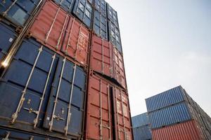 container vrachthaven scheepswerf opslag behandeling van logistieke transportindustrie. rij stapelcontainers vracht import export distributie magazijn. verzending logistiek transport industrieel foto