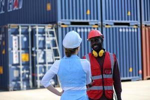 voorman controle laadcontainers doos van vrachtvrachtschip voor import export. foto