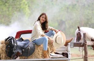 jonge vrouw met haar paard in avondzonsonderganglicht. buitenfotografie met fotomodel meisje. levensstijl stemming foto