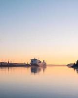 een ropax-schip in de haven van naantali in finland foto