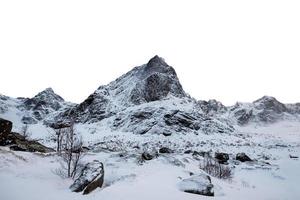 besneeuwde bergketen in de winter op het eiland Lofoten foto