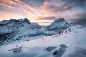 landschap van besneeuwde berg met kleurrijke lucht bij zonsopgang foto