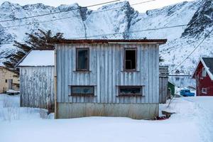 verlaten houten huis met gebarsten ramen foto
