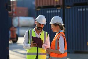 voorman controleert containers in de terminal, bij import en export bedrijf logistiek bedrijf. foto