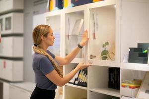 zijaanzicht van vrouwen op zoek naar iets op boekenplank foto