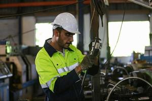 professionele mannen ingenieur werknemer vaardigheden kwaliteit, onderhoud, opleiding industrie fabrieksarbeider, magazijn werkplaats voor fabrieksoperators, machinebouw team productie. foto