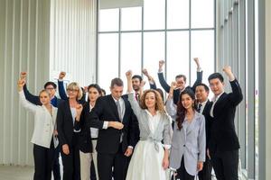 succesvolle zakenmensen die samen staan, verbreden zich en tonen een sterke relatie van de arbeidersgemeenschap. een team van zakenman en zakenvrouw die een sterk groepswerk uitdrukken op het moderne kantoor. foto