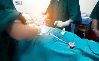 buik van chirurgieteam opererend medisch team dat chirurgische ingreep uitvoert in moderne operatiekamer of groep chirurgen in operatiekamer met chirurgische apparatuur. foto