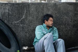 dakloze arme man slapen bij de muur. foto