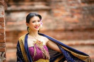 Balinese dame in traditionele kleding foto