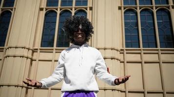 Afro-Amerikaanse man met plezier wandelen in het centrum - gelukkige jonge kerel genieten van tijd een zonsondergang buiten - millennial generatie levensstijl en positieve mensen houding concept foto