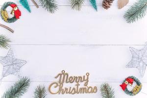 kerst concept samenstelling decoratie objecten, fir tree branch krans en ornament geïsoleerd op een witte houten tafel, bovenaanzicht, plat lag, lay-out omhoog. foto