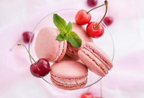 roze Franse macarons met kersen foto