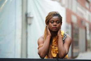 portret van jonge zwarte huid meisjes met afro kapsel buiten poseren. foto