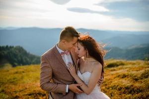 jong liefdespaar dat een bruiloft in de bergen viert foto