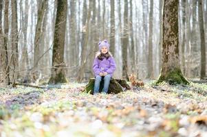 klein meisje in het bos foto