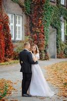 twee geliefden lopen langs Krakau foto