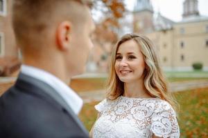 twee geliefden lopen langs Krakau foto