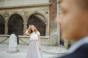 twee geliefden lopen langs Krakau foto